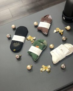 4 Unterschiedliche Socken und Süßigkeiten auf einer schwarzen Matte